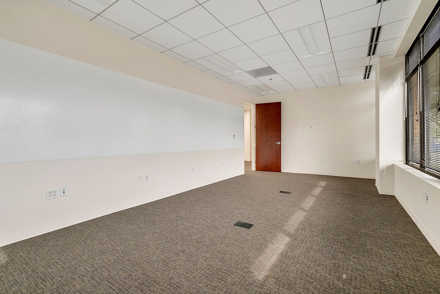 106 Catoctin Cir SE, Leesburg, VA 20175